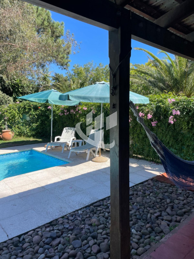 Casa ID.2501 - PUNTA DEL ESTE BARRIO MARLY 4 DORMITORIOS PISCINA ALQUILER ANUAL Y TEMPORADA