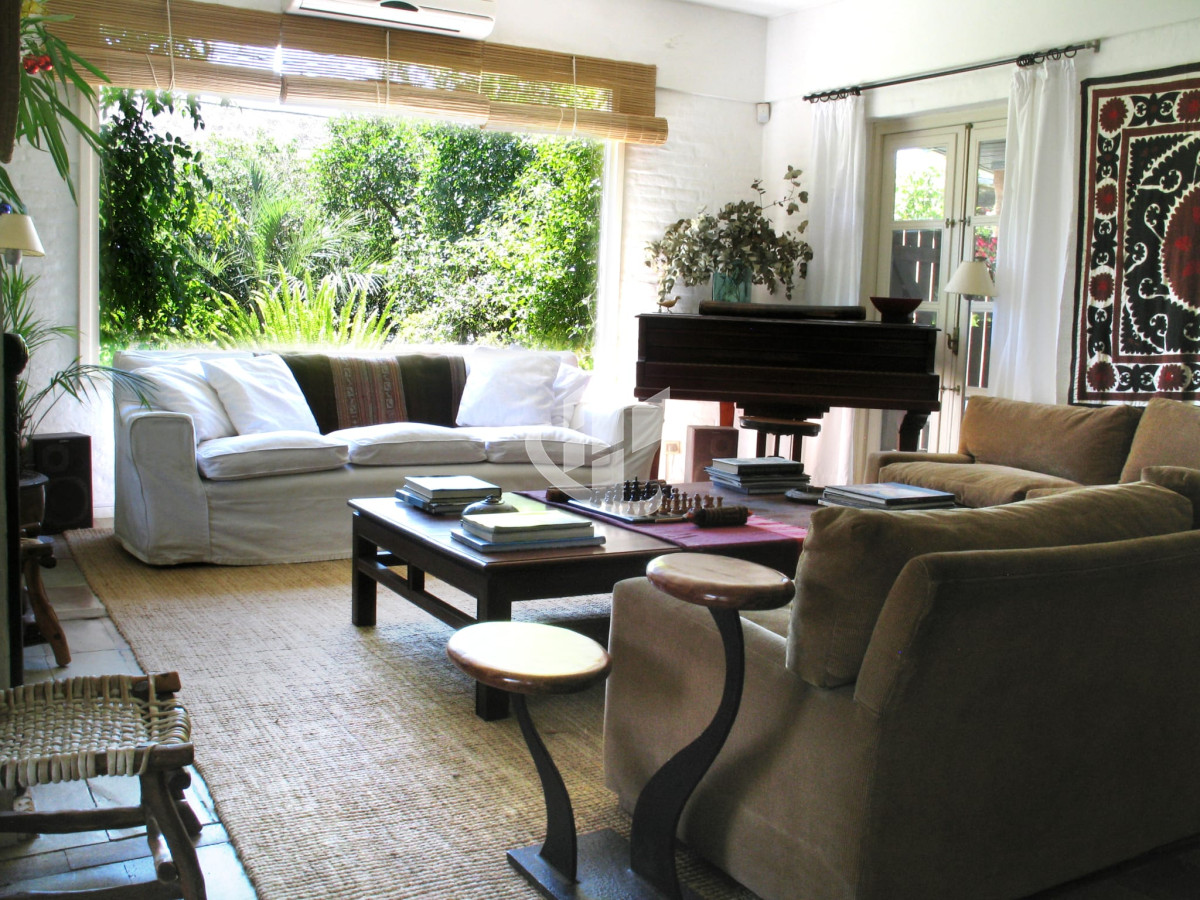 Casa ID.689 - Venta, casa, 3 suites mas dep, La Barra, Punta del Este