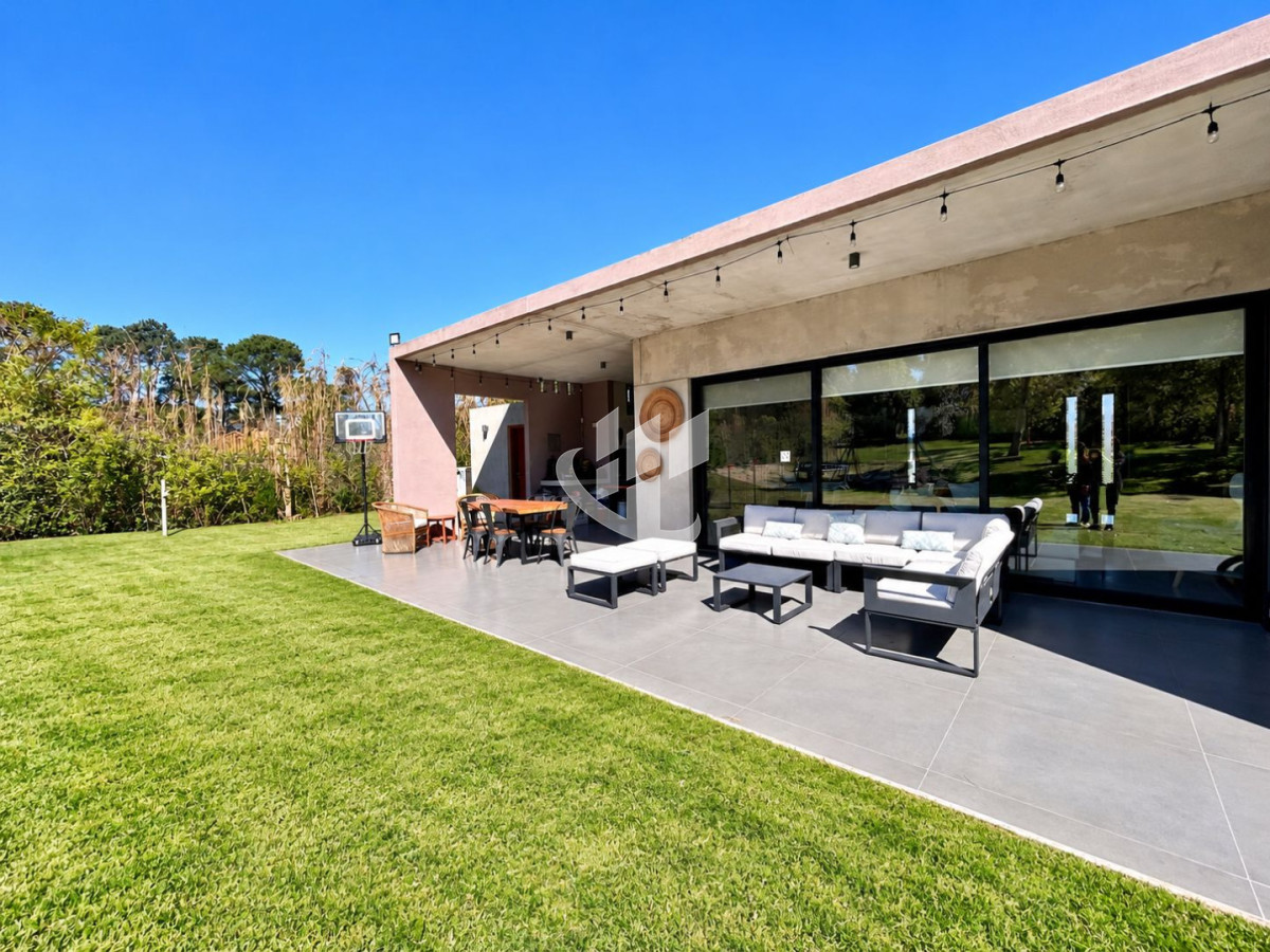 Casa ID.2899 - PUNTA DEL ESTE LUGANO HERMOSA CASA DE 4 DORMITORIOS PARRILLERO PISCINA CLIMATIZADA EN ALQUILER TEMPORAL