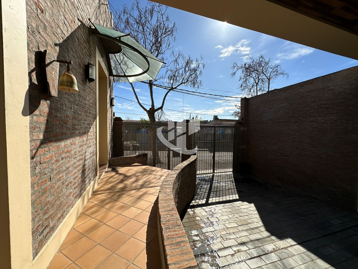 Casa ID.1419 - CASA CENTRICA EN MERCEDES LISTA PARA INGRESAR, CON 1.000 M2 DE TERRENO