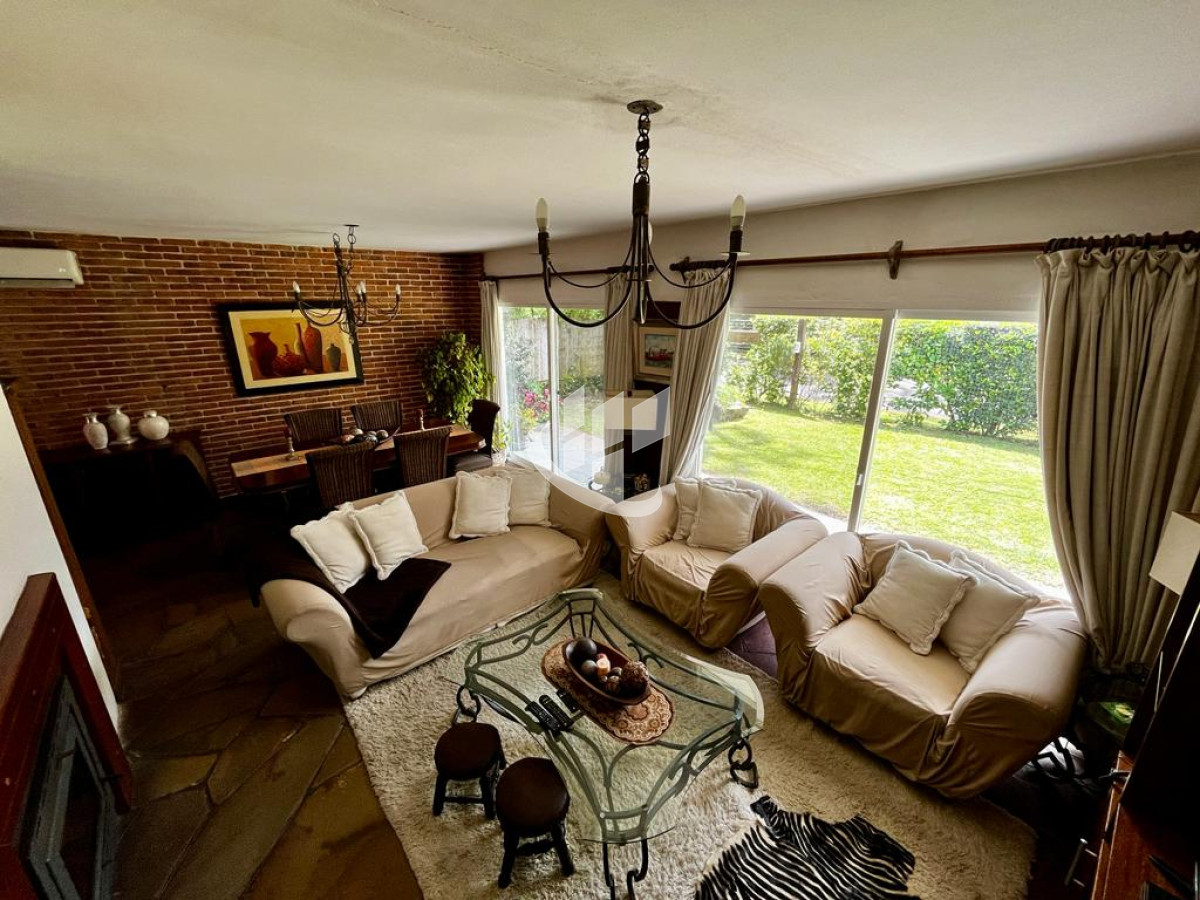 Casa ID.2070 - Alquiler de Temporada, 3 dormitorios, piscina climatizada, Mansa, Punta del Este