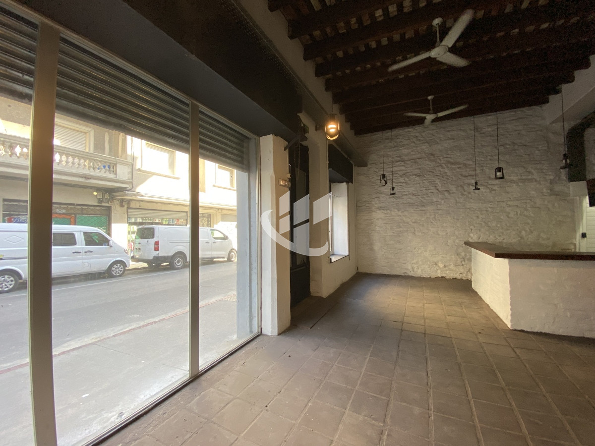 Casa ID.1022 - Venta casa con local al frente ideal para empresa 
