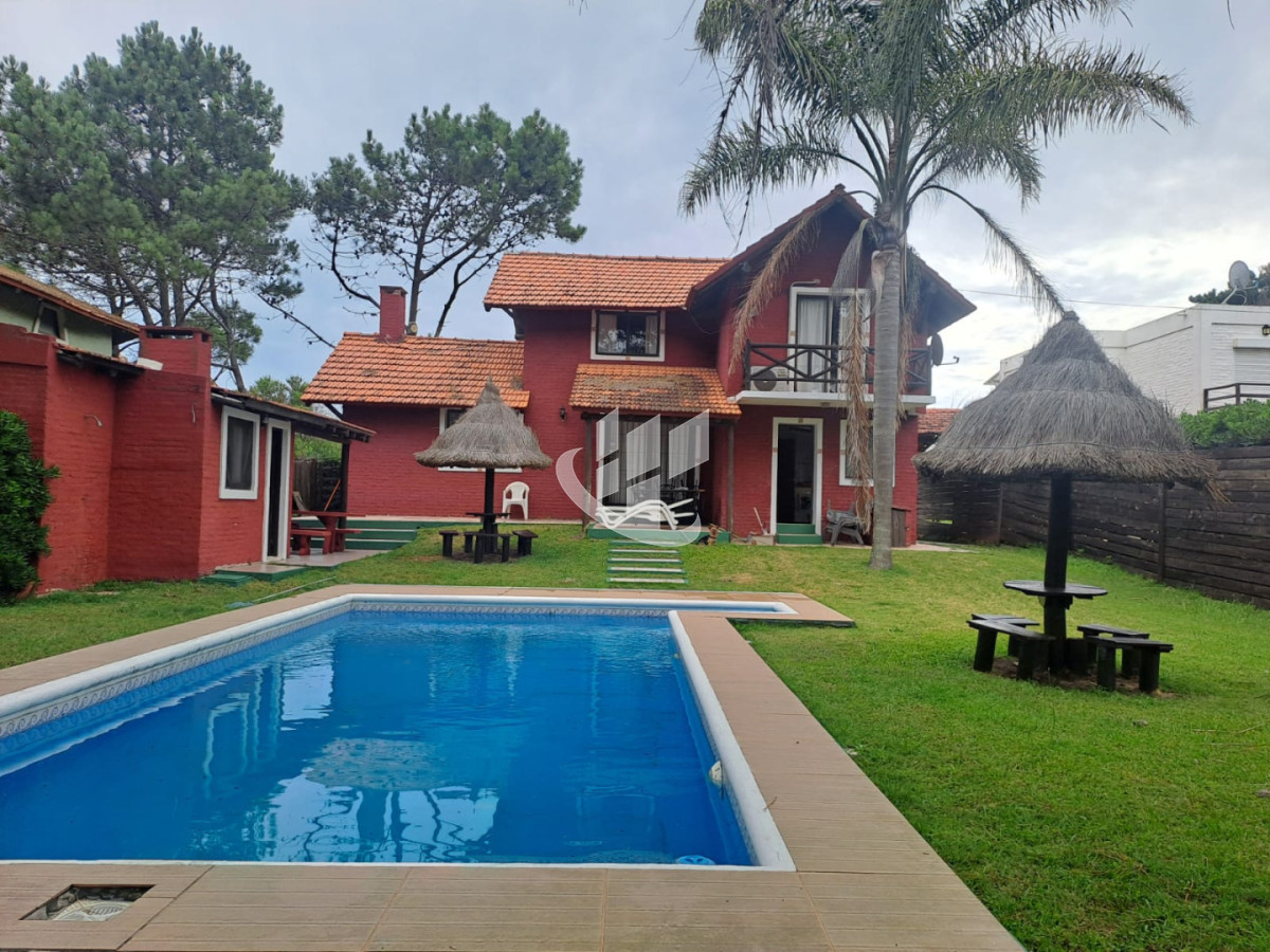 Casa ID.2955 - PUNTA BALLENA TIO TOM CASA DE 4 SUITES PISCINA A METROS DEL MAR EN ALQUILER