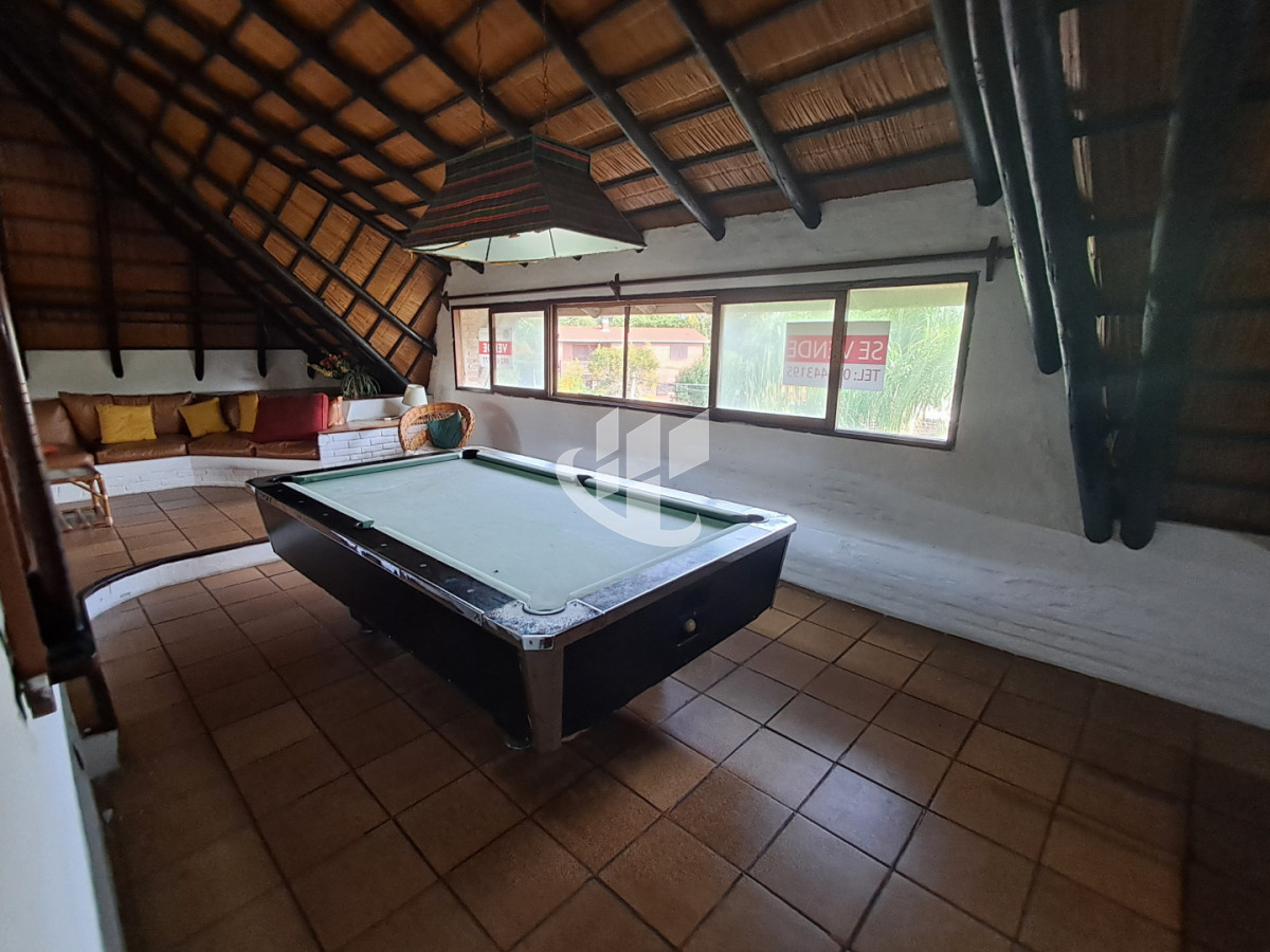 Casa ID.2532 - PUNTA DEL ESTE LAS DELICIAS GRAN CASA DE 5 DORMITORIOS PISCINA CANCHA DE PADLE EN VENTA