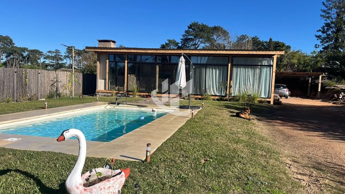 Casa ID.2740 - Casa con piscina, alquiler anual, Punta del Este.