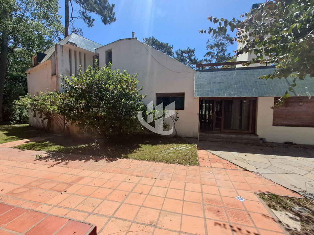 Casa ID.2333 - PUNTA DEL ESTE MANSA A METROS DEL MAR HERMOSA PROPIEDAD CON POTENCIAL