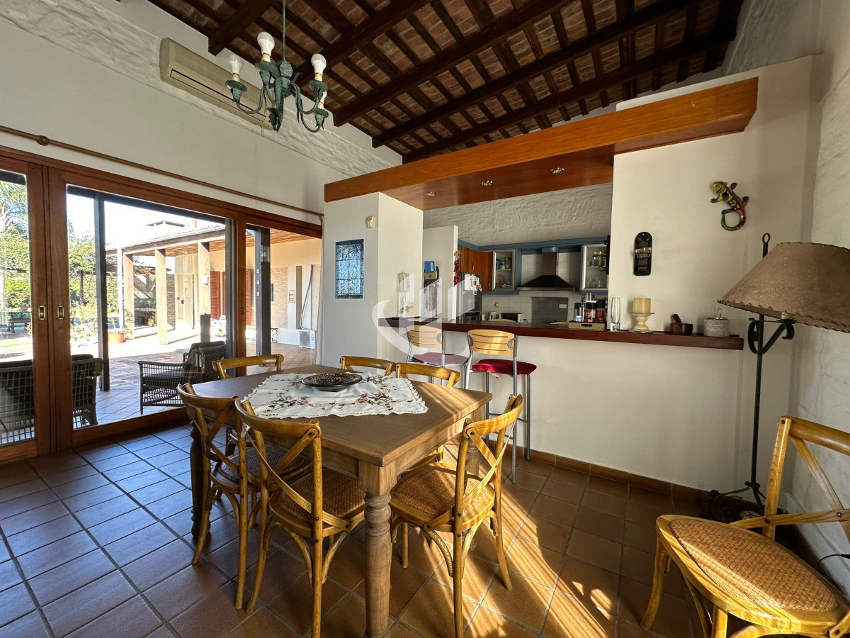 Casa ID.1419 - CASA CENTRICA EN MERCEDES LISTA PARA INGRESAR, CON 1.000 M2 DE TERRENO