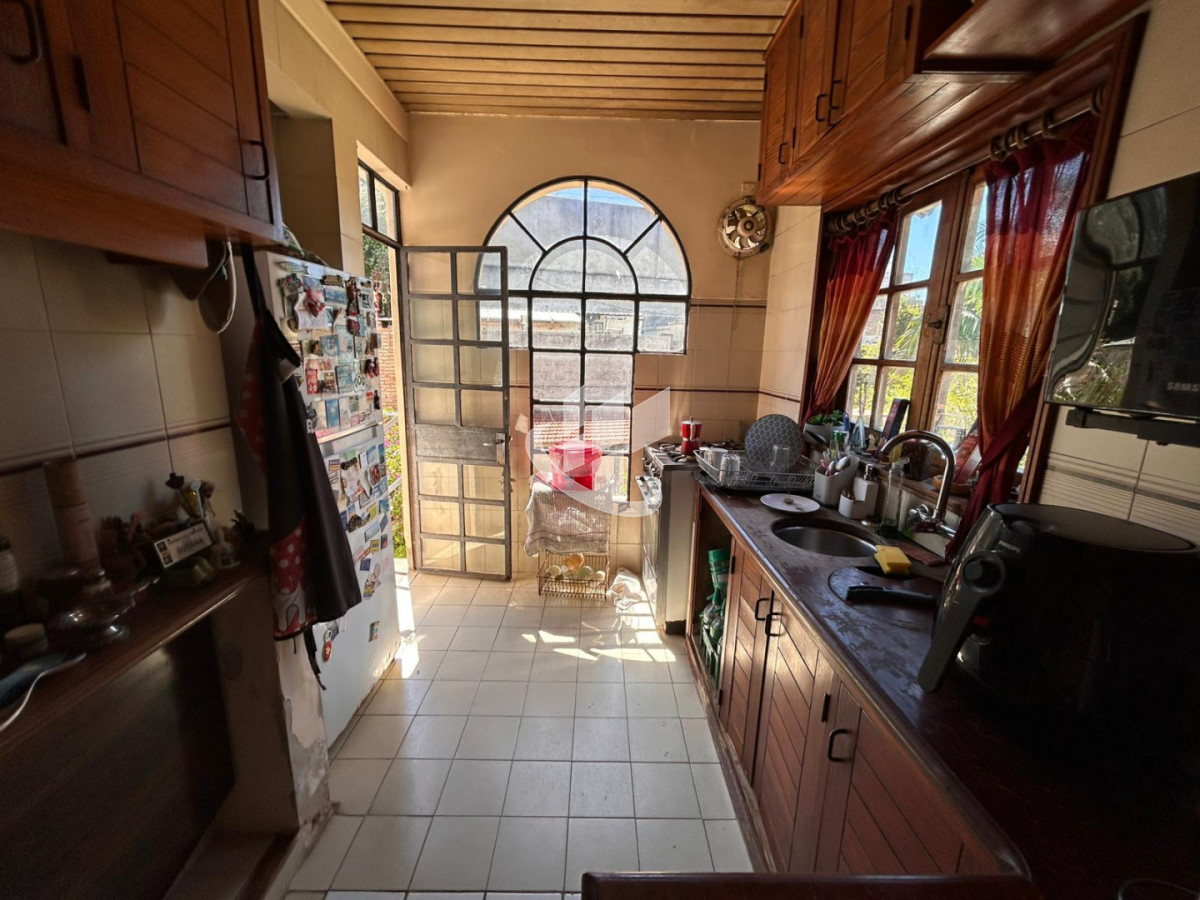 Casa ID.2460 - Casa 3 Dorm. En Venta en Pocitos con Garaje, Patio, Barbacoa y Azotea