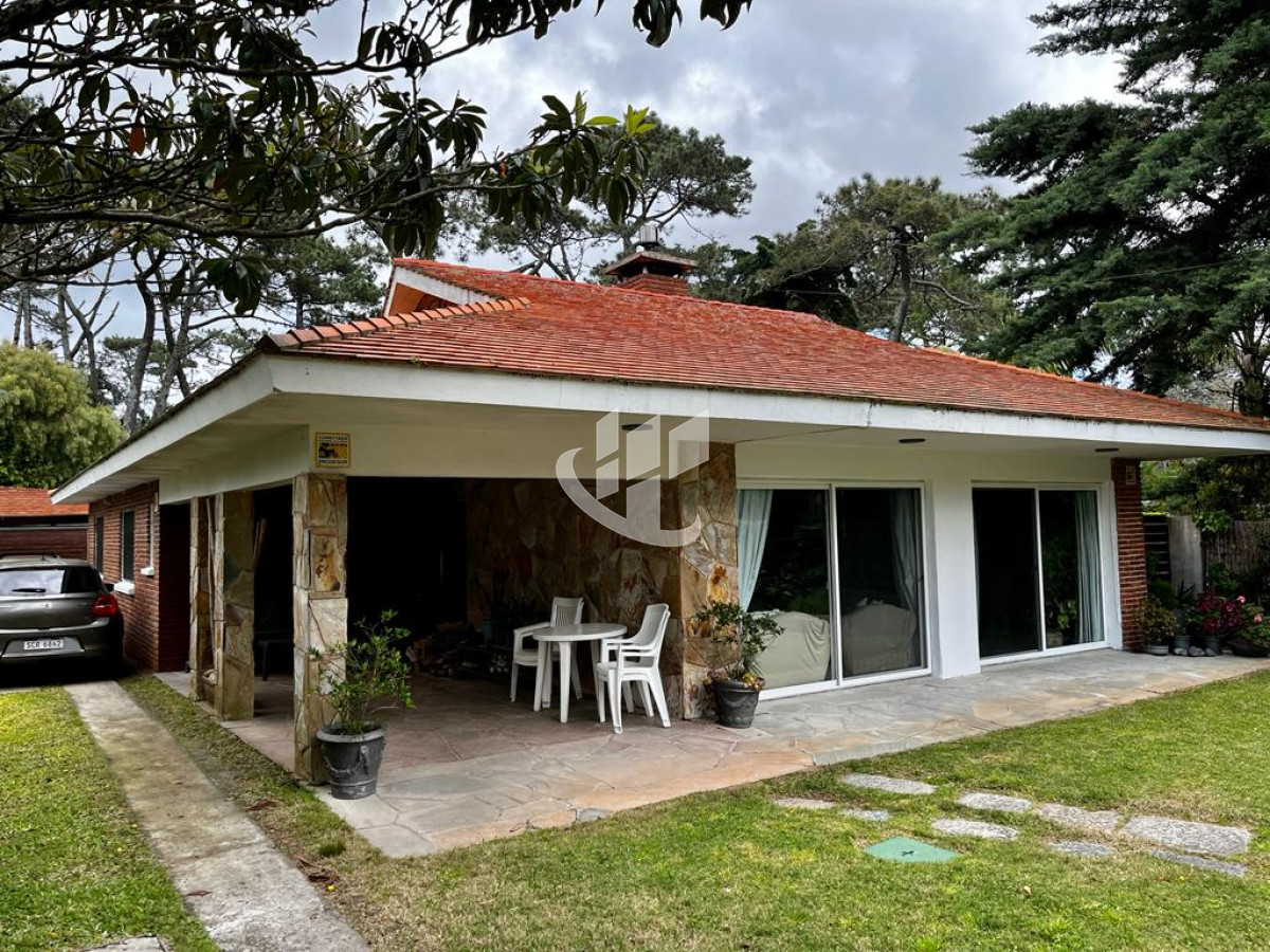 Casa ID.2070 - Alquiler de Temporada, 3 dormitorios, piscina climatizada, Mansa, Punta del Este