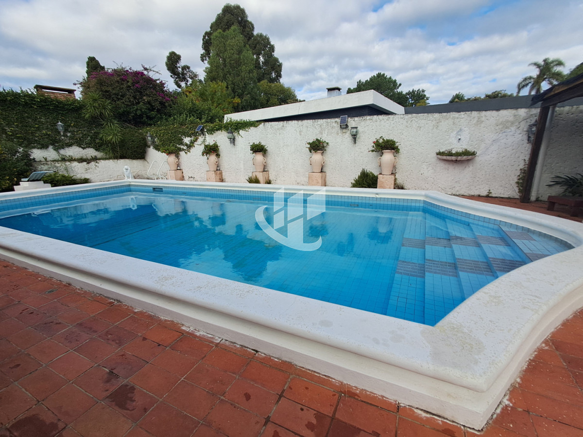 Casa ID.2532 - PUNTA DEL ESTE LAS DELICIAS GRAN CASA DE 5 DORMITORIOS PISCINA CANCHA DE PADLE EN VENTA