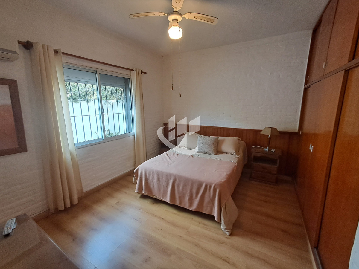 Casa ID.1798 - PUNTA DEL ESTE LAS DELICIAS HERMOSA CASA DE 3 DORMITORIOS 2 BAÑOS PARRILLERO CERCADA