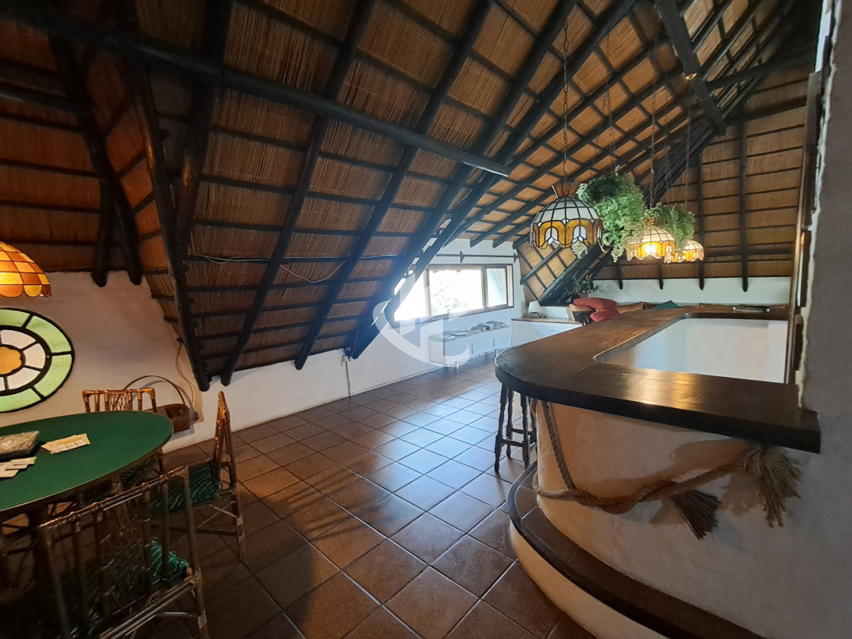 Casa ID.2532 - PUNTA DEL ESTE LAS DELICIAS GRAN CASA DE 5 DORMITORIOS PISCINA CANCHA DE PADLE EN VENTA