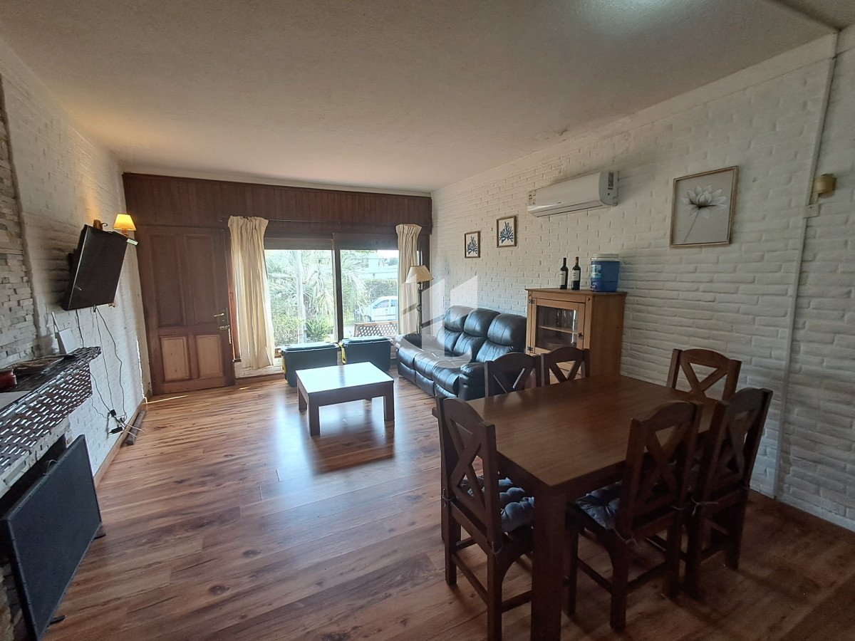 Casa ID.1798 - PUNTA DEL ESTE LAS DELICIAS HERMOSA CASA DE 3 DORMITORIOS 2 BAÑOS PARRILLERO CERCADA