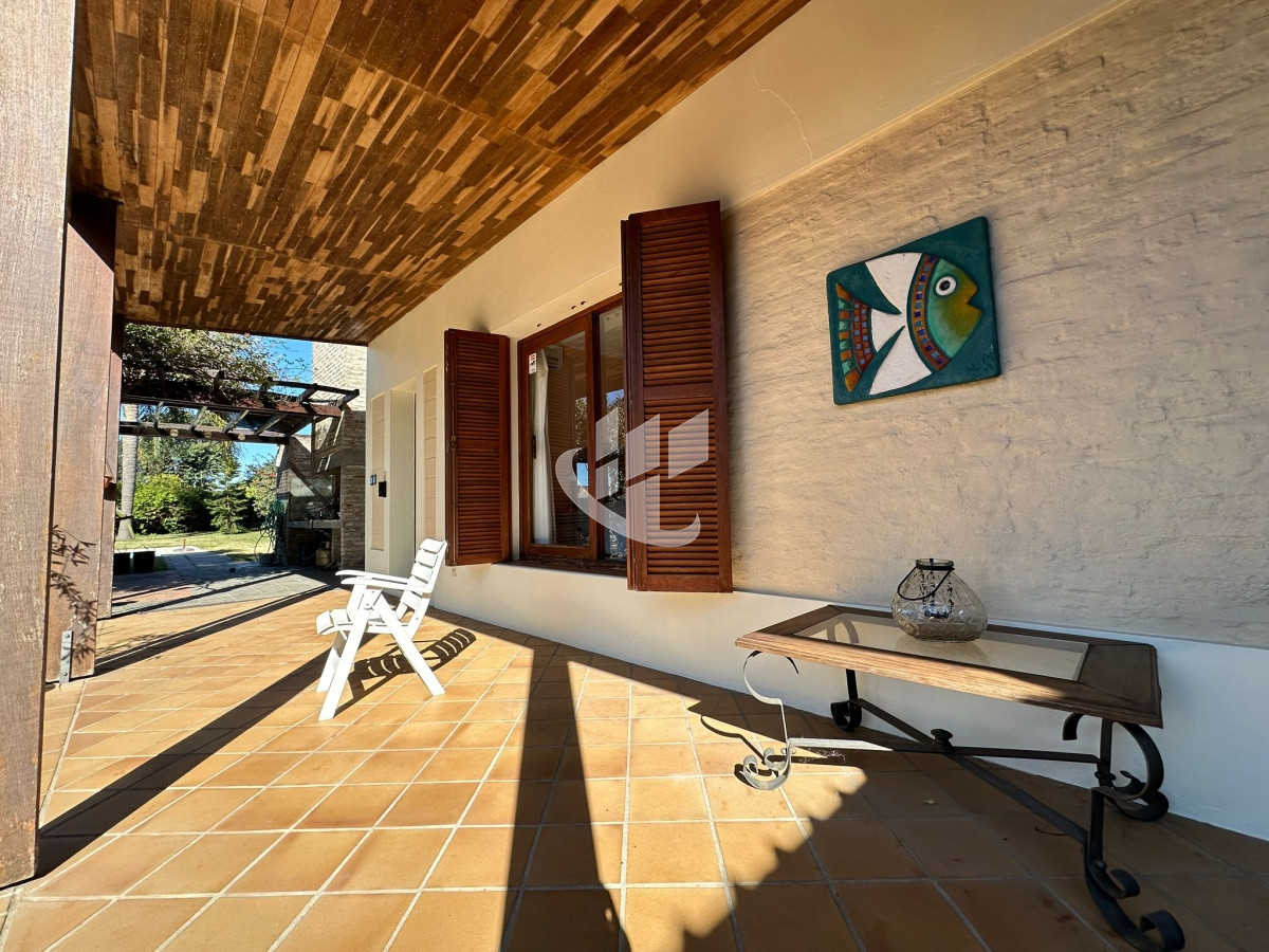 Casa ID.1419 - CASA CENTRICA EN MERCEDES LISTA PARA INGRESAR, CON 1.000 M2 DE TERRENO