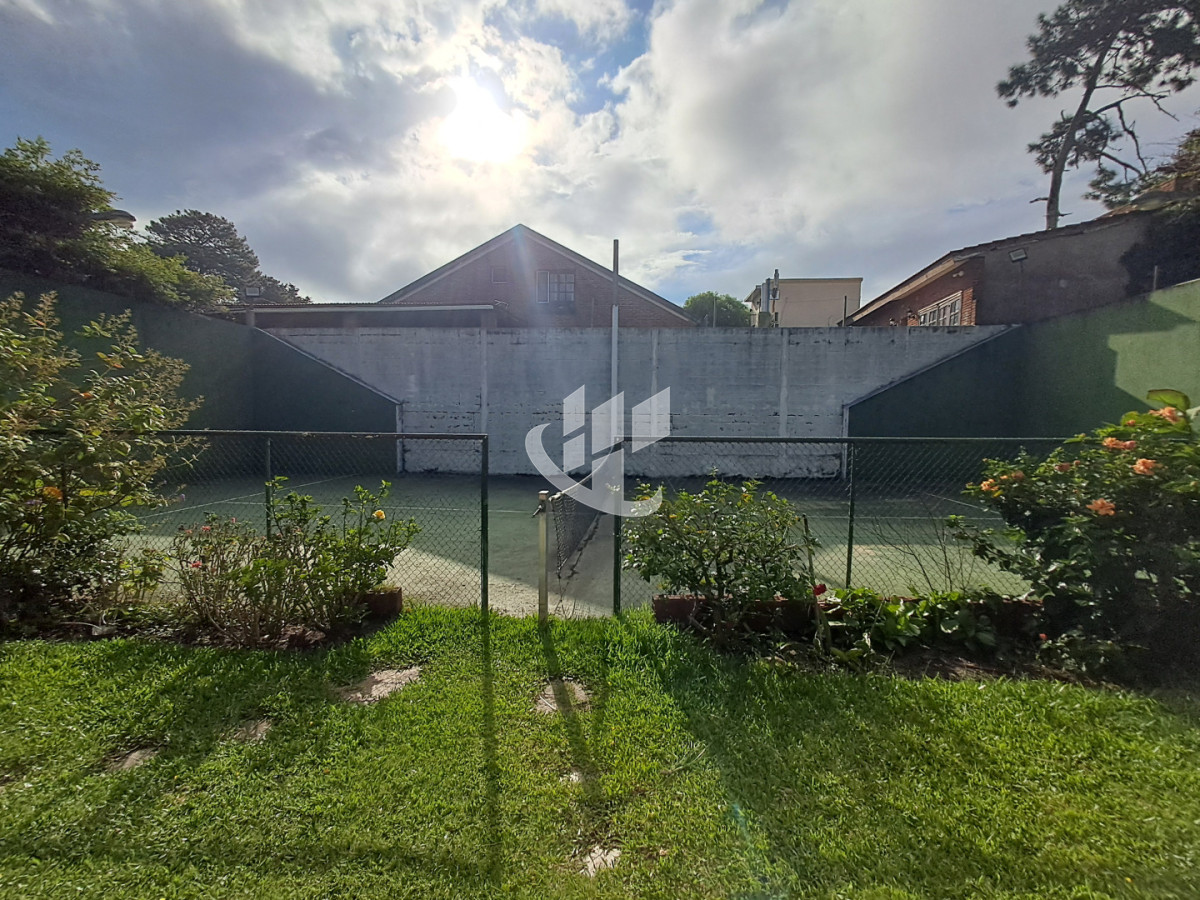 Casa ID.2532 - PUNTA DEL ESTE LAS DELICIAS GRAN CASA DE 5 DORMITORIOS PISCINA CANCHA DE PADLE EN VENTA