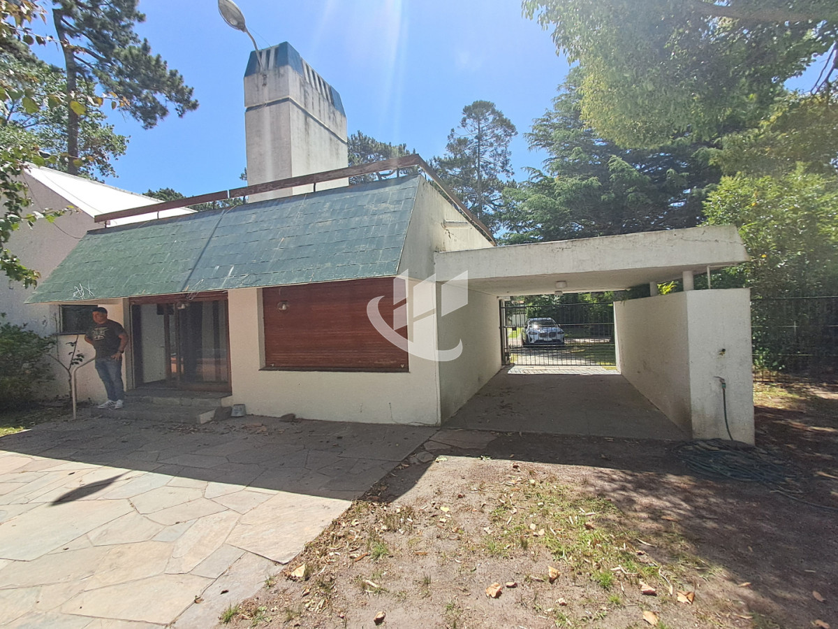Casa ID.2333 - PUNTA DEL ESTE MANSA A METROS DEL MAR HERMOSA PROPIEDAD CON POTENCIAL