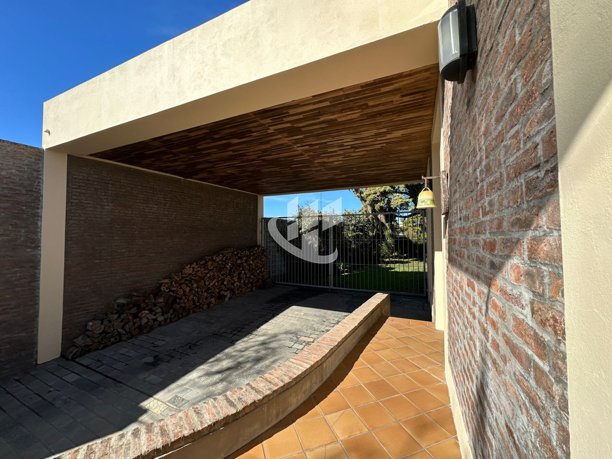 Casa ID.1419 - CASA CENTRICA EN MERCEDES LISTA PARA INGRESAR, CON 1.000 M2 DE TERRENO