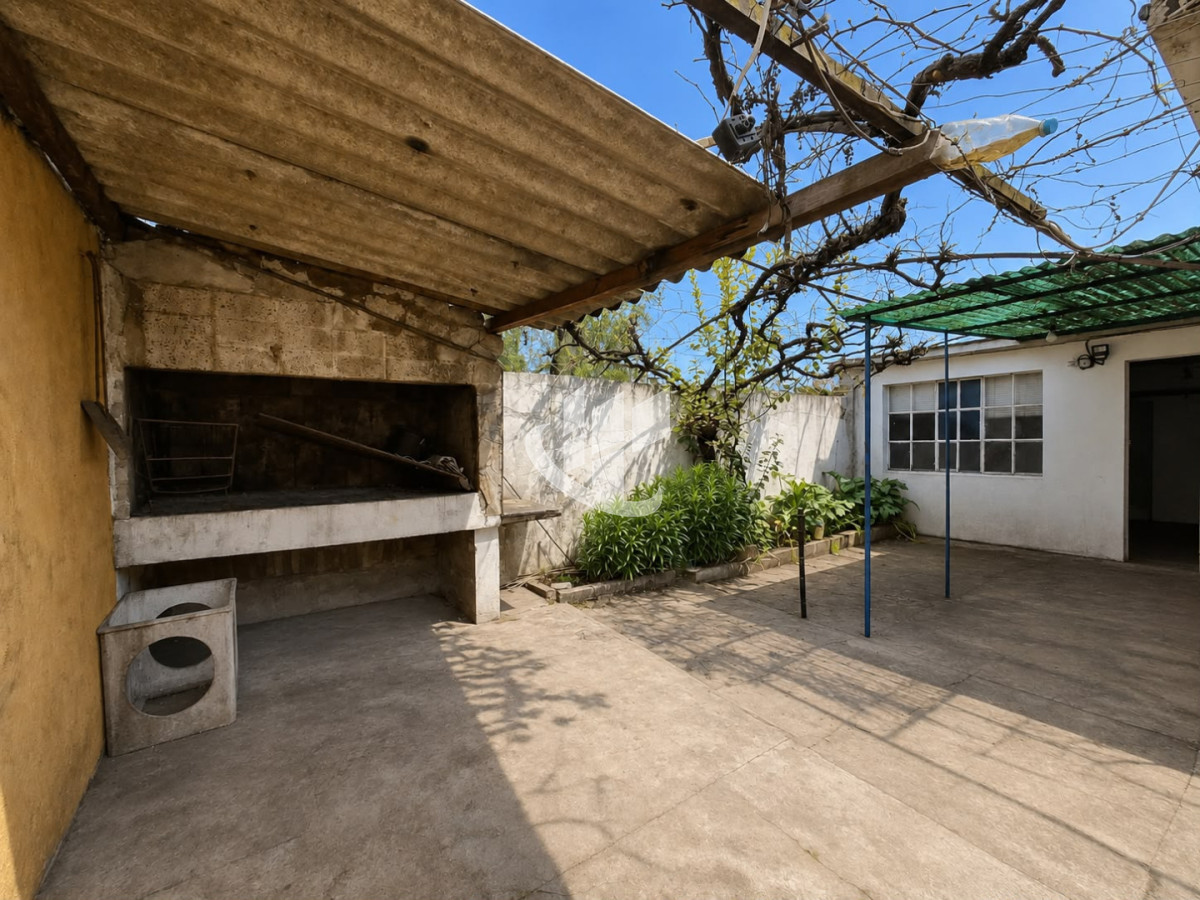 Casa ID.2820 - CASA DE 2 DORMITORIOS CON MUCHO POTENCIAL