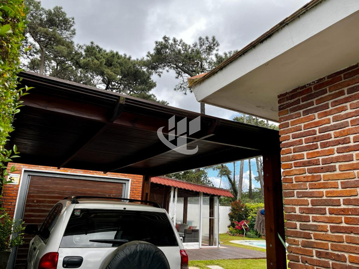 Casa ID.2070 - Alquiler de Temporada, 3 dormitorios, piscina climatizada, Mansa, Punta del Este