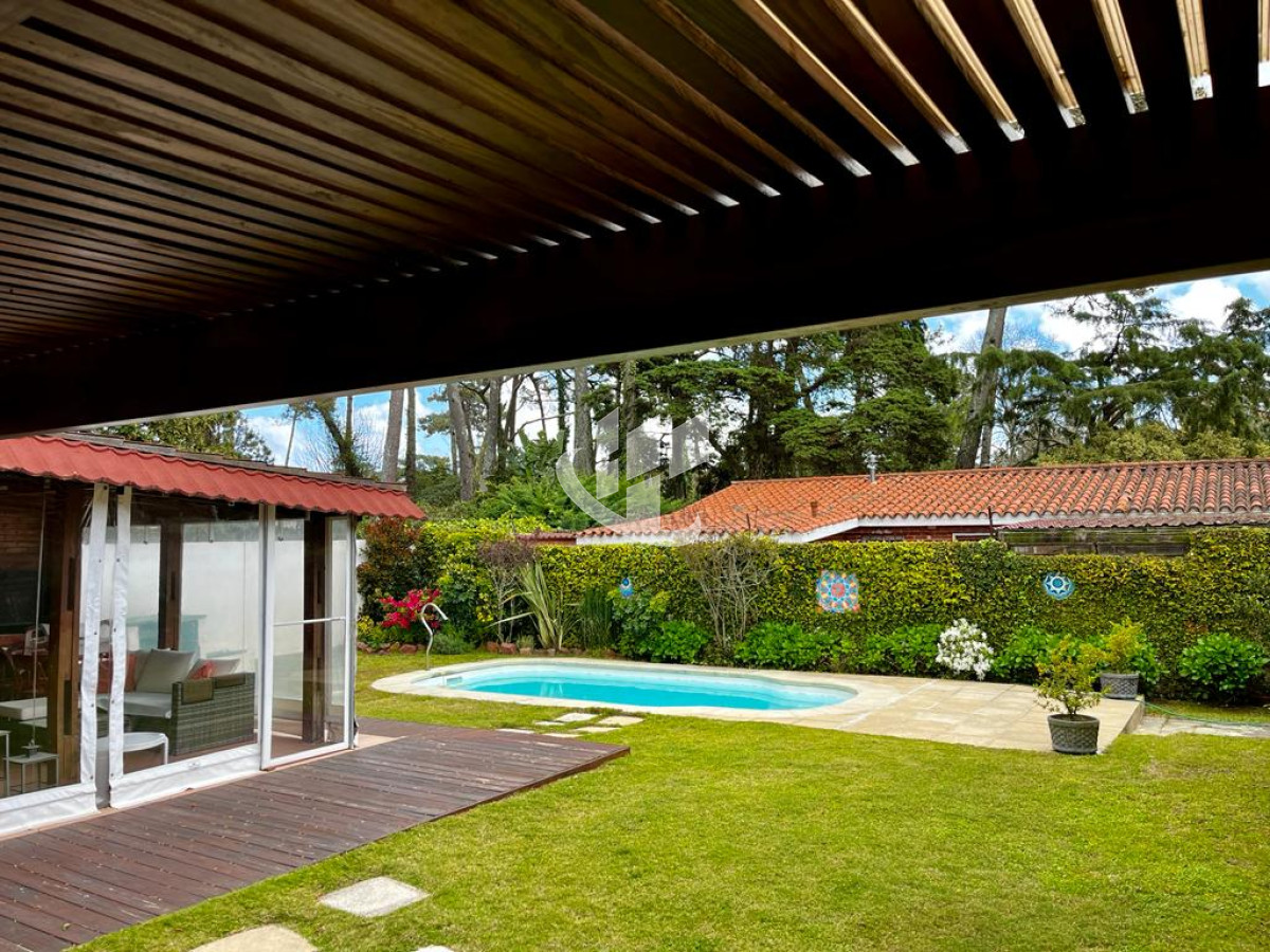 Casa ID.2070 - Alquiler de Temporada, 3 dormitorios, piscina climatizada, Mansa, Punta del Este