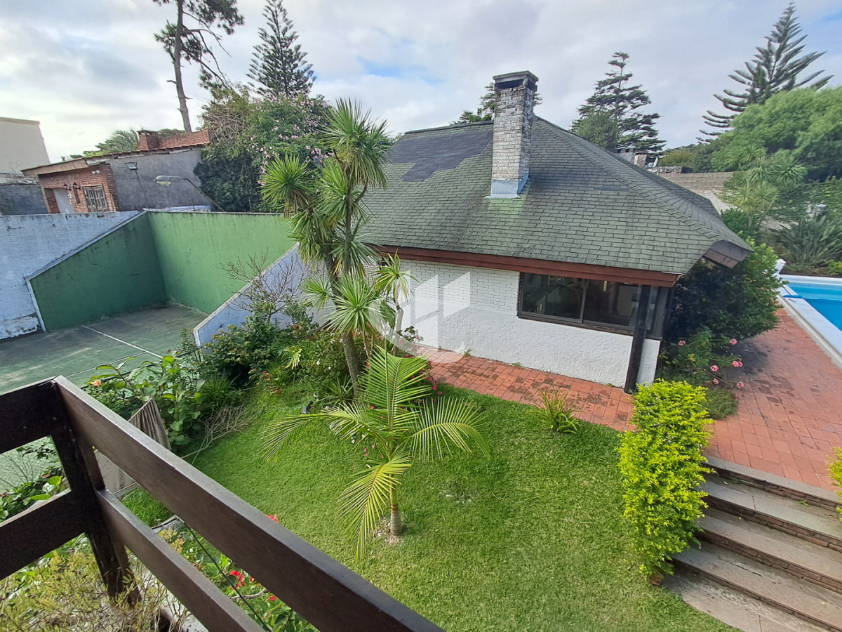 Casa ID.2532 - PUNTA DEL ESTE LAS DELICIAS GRAN CASA DE 5 DORMITORIOS PISCINA CANCHA DE PADLE EN VENTA