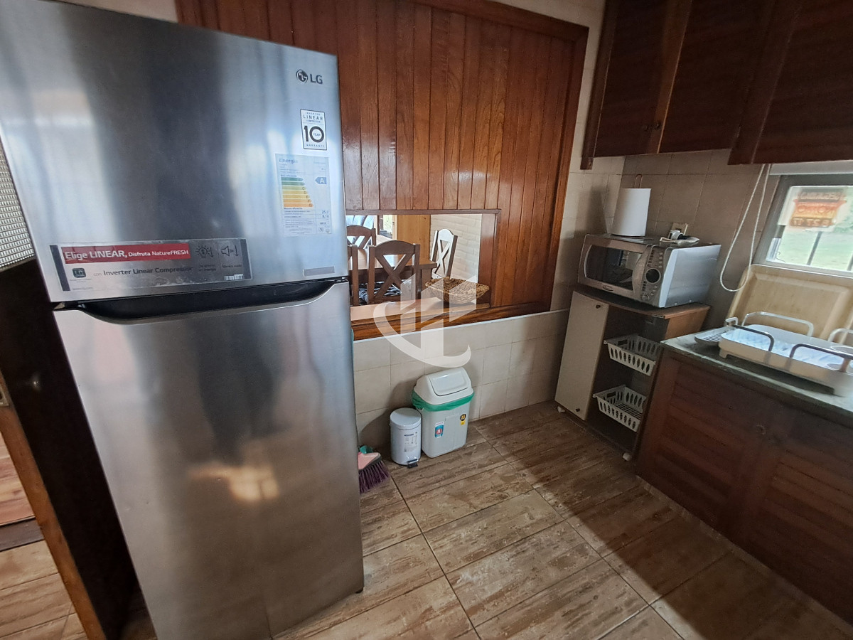Casa ID.1798 - PUNTA DEL ESTE LAS DELICIAS HERMOSA CASA DE 3 DORMITORIOS 2 BAÑOS PARRILLERO CERCADA