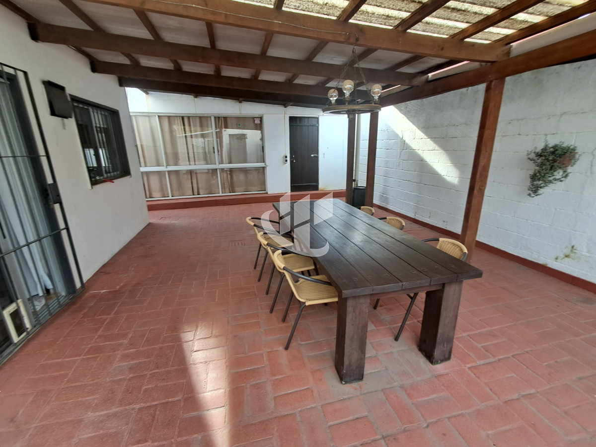 Casa ID.1798 - PUNTA DEL ESTE LAS DELICIAS HERMOSA CASA DE 3 DORMITORIOS 2 BAÑOS PARRILLERO CERCADA