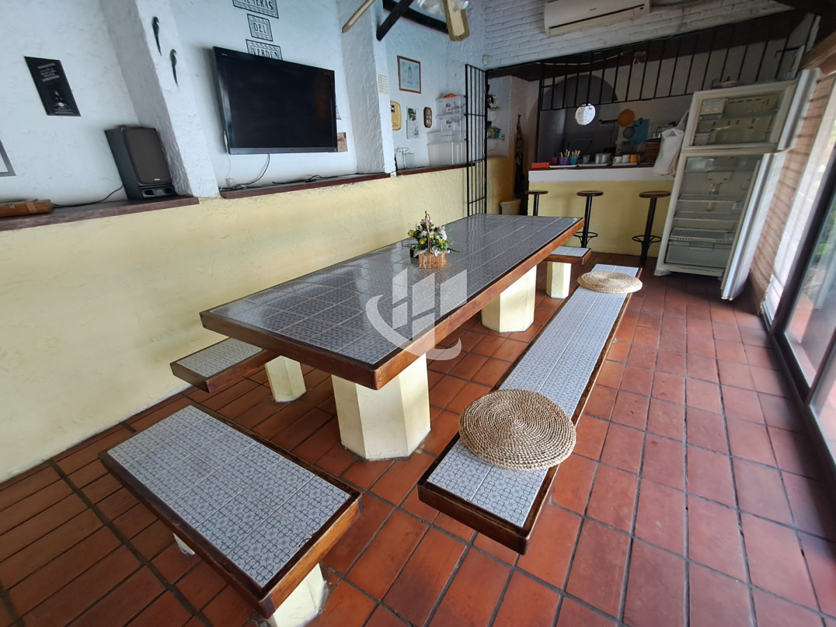 Casa ID.2532 - PUNTA DEL ESTE LAS DELICIAS GRAN CASA DE 5 DORMITORIOS PISCINA CANCHA DE PADLE EN VENTA