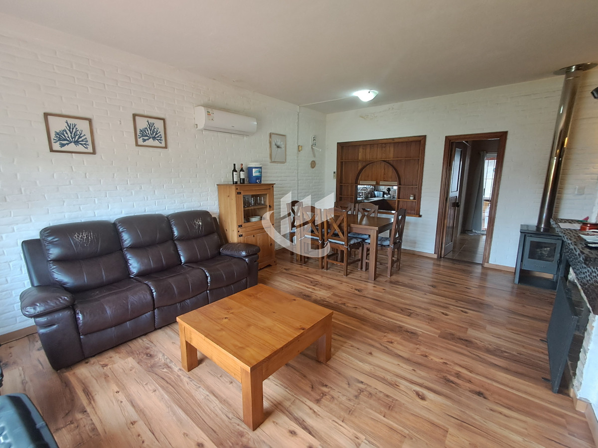 Casa ID.1798 - PUNTA DEL ESTE LAS DELICIAS HERMOSA CASA DE 3 DORMITORIOS 2 BAÑOS PARRILLERO CERCADA