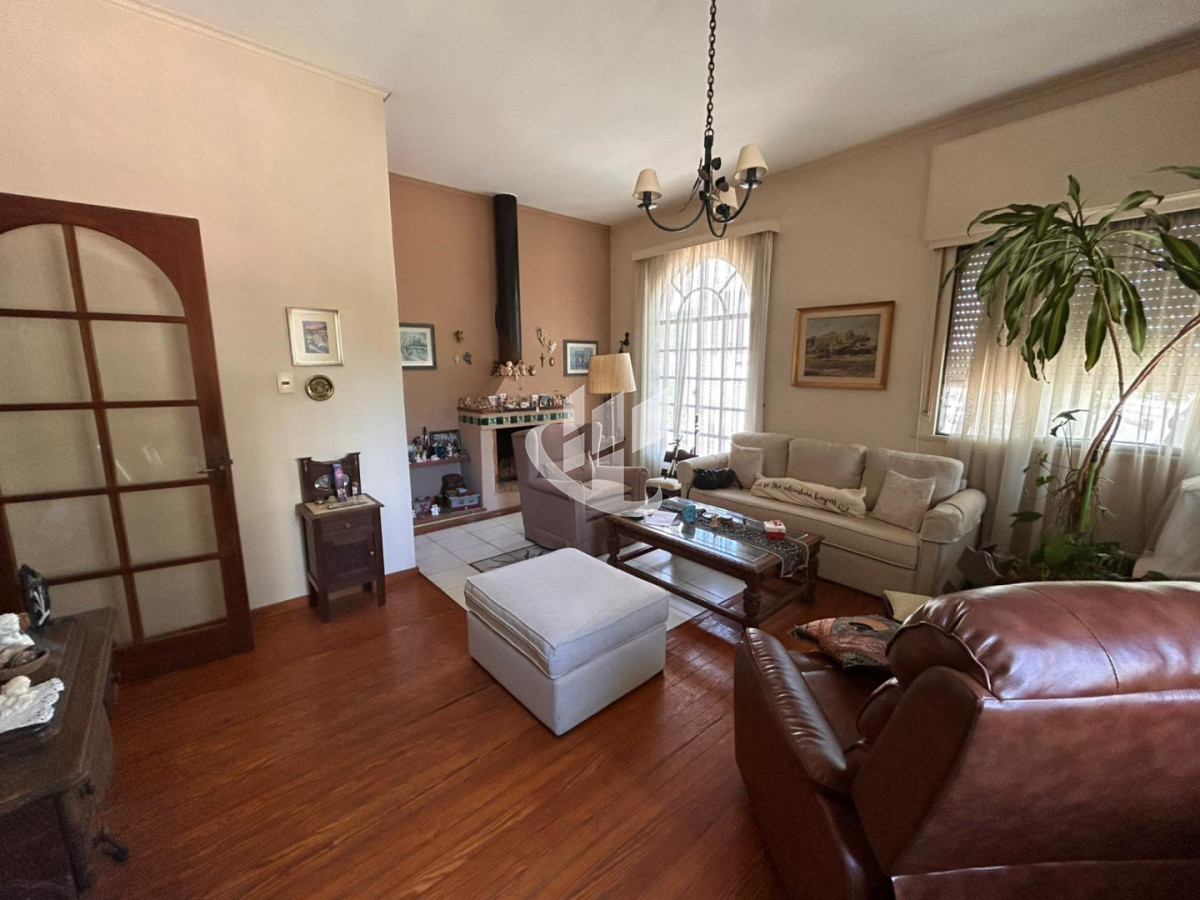 Casa ID.2460 - Casa 3 Dorm. En Venta en Pocitos con Garaje, Patio, Barbacoa y Azotea