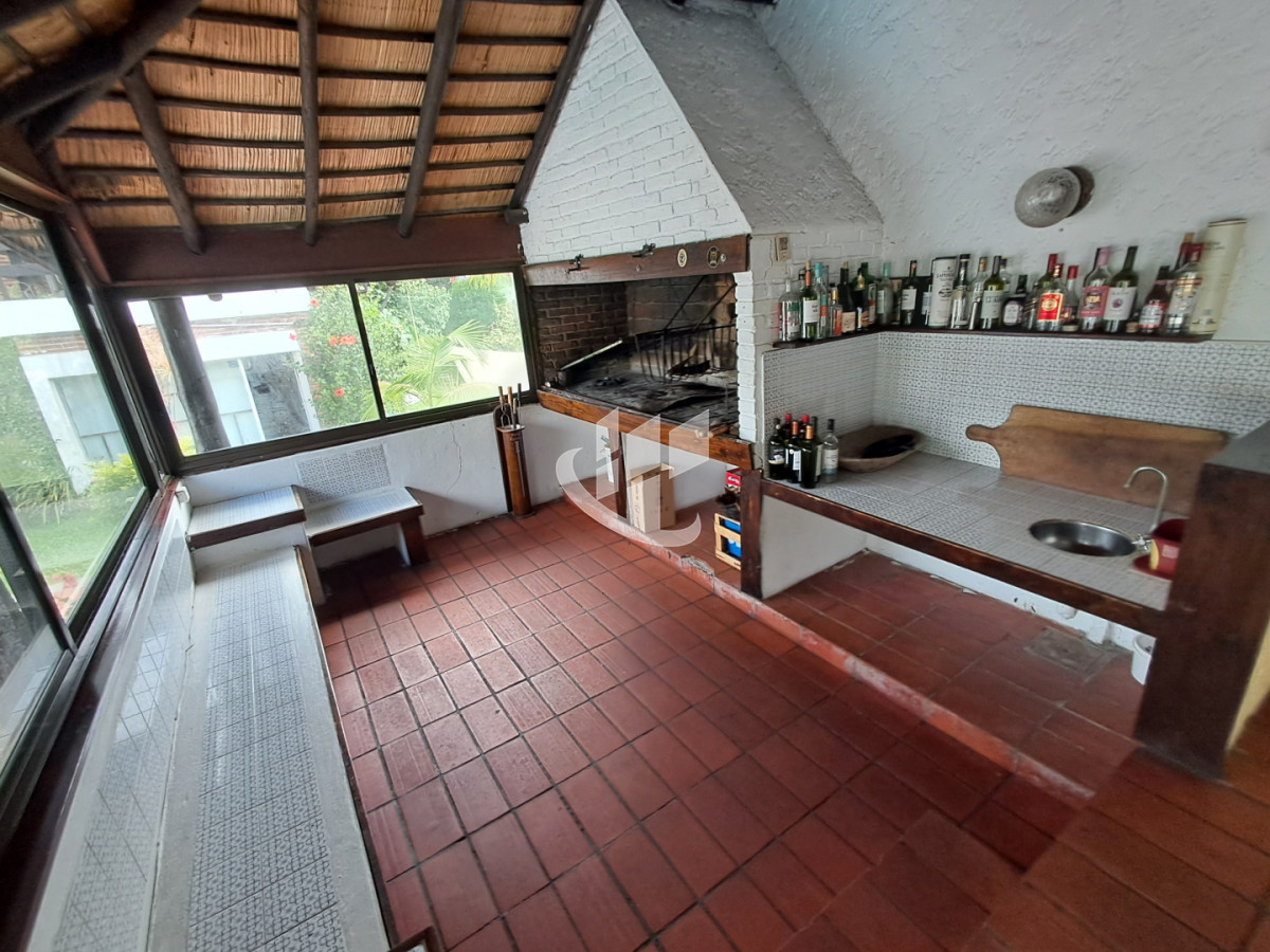 Casa ID.2532 - PUNTA DEL ESTE LAS DELICIAS GRAN CASA DE 5 DORMITORIOS PISCINA CANCHA DE PADLE EN VENTA