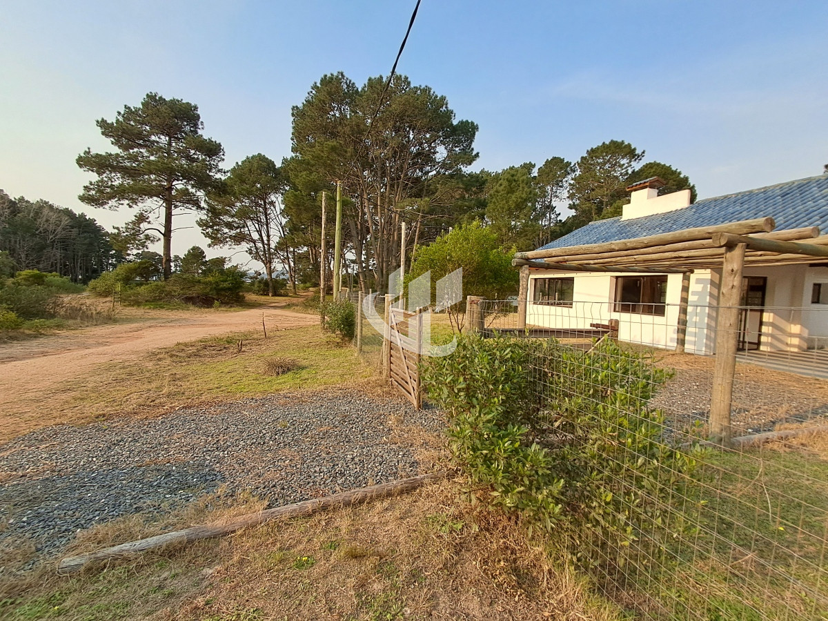 Casa ID.1349 - PUNTA BALLENA CLUB DEL LAGO CASA 3 DORMITORIOS CON PARRILLERO TECHADO VENTA