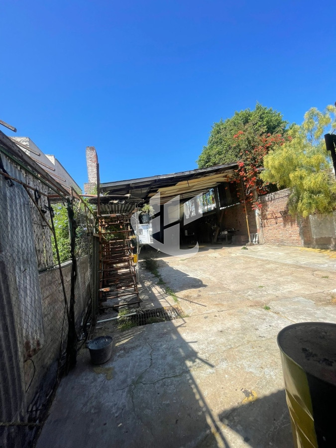 Casa ID.944 - EXCEPCIONAL ESQUINA CON 81 M2 DE FRENTE