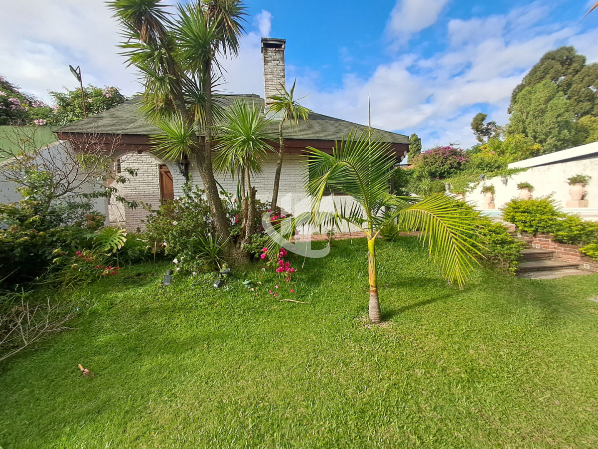 Casa ID.2532 - PUNTA DEL ESTE LAS DELICIAS GRAN CASA DE 5 DORMITORIOS PISCINA CANCHA DE PADLE EN VENTA