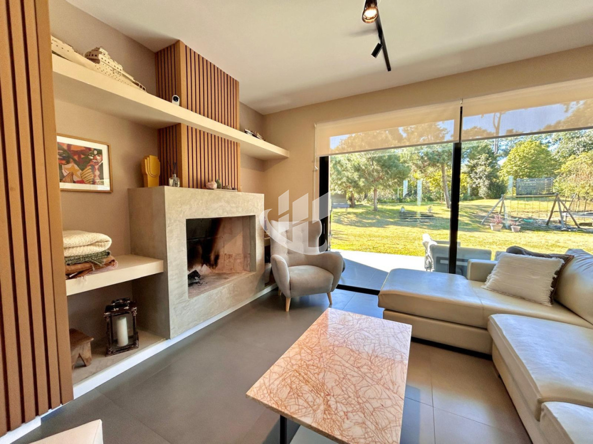 Casa ID.2899 - PUNTA DEL ESTE LUGANO HERMOSA CASA DE 4 DORMITORIOS PARRILLERO PISCINA CLIMATIZADA EN ALQUILER TEMPORAL