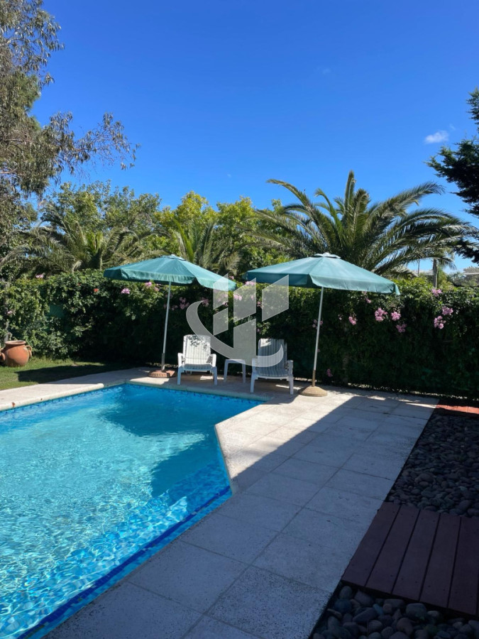 Casa ID.2501 - PUNTA DEL ESTE BARRIO MARLY 4 DORMITORIOS PISCINA ALQUILER ANUAL Y TEMPORADA