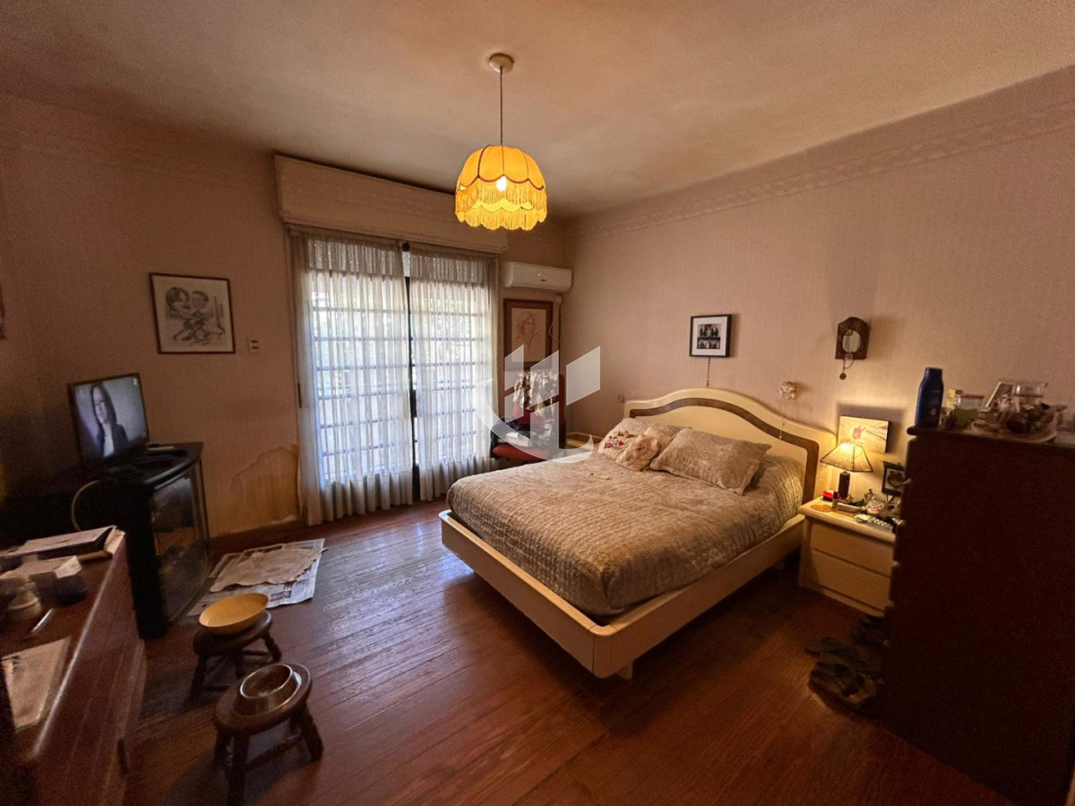 Casa ID.2460 - Casa 3 Dorm. En Venta en Pocitos con Garaje, Patio, Barbacoa y Azotea