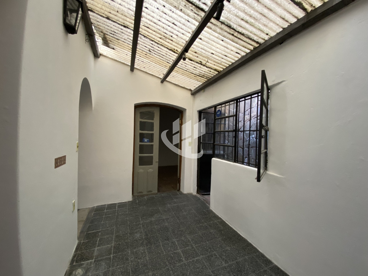 Casa ID.1022 - Venta casa con local al frente ideal para empresa 