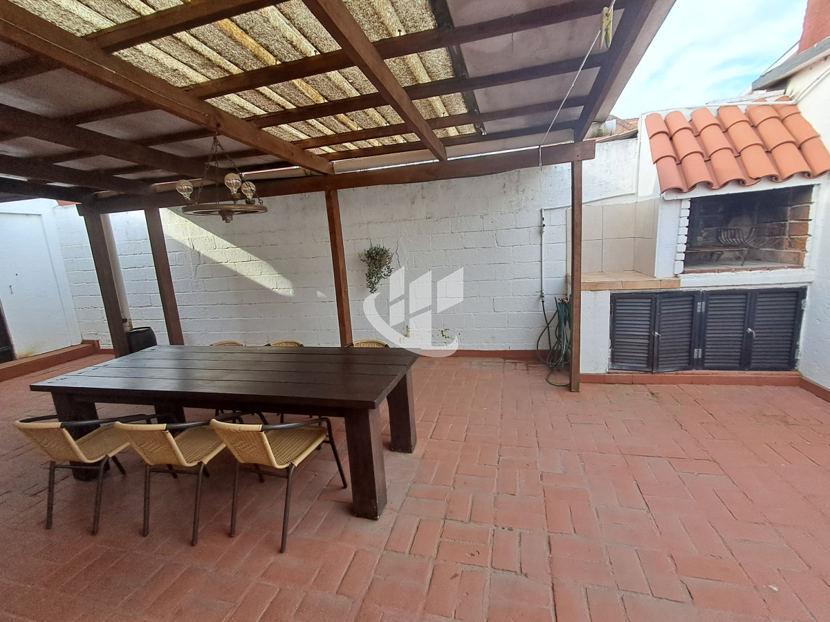 Casa ID.1798 - PUNTA DEL ESTE LAS DELICIAS HERMOSA CASA DE 3 DORMITORIOS 2 BAÑOS PARRILLERO CERCADA