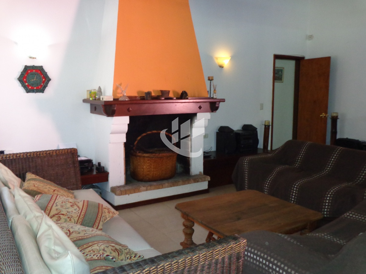 Casa ID.2109 - PUNTA DEL ESTE MARLY CASA DE 4 DORMITORIOS PISCINA EN ALQUILER TEMPORAL