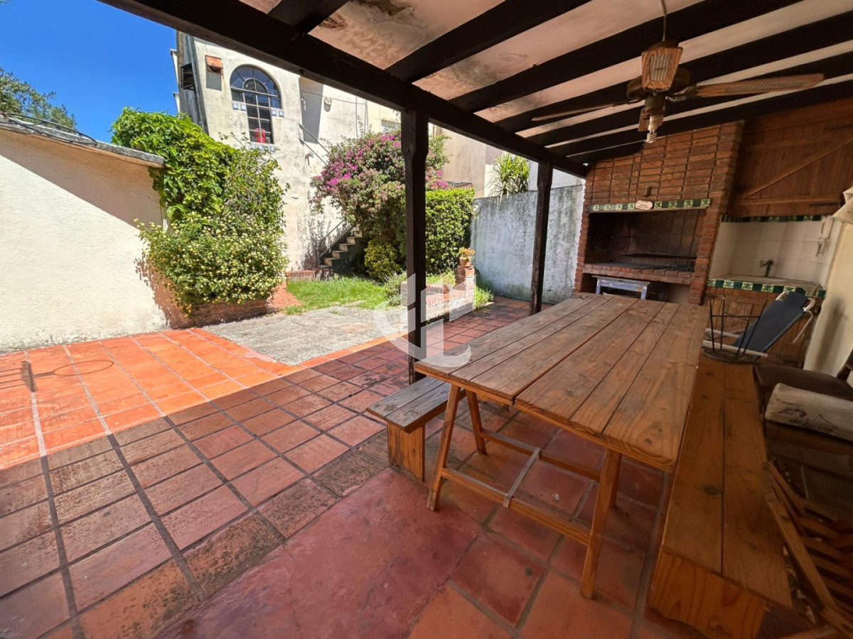 Casa ID.2460 - Casa 3 Dorm. En Venta en Pocitos con Garaje, Patio, Barbacoa y Azotea