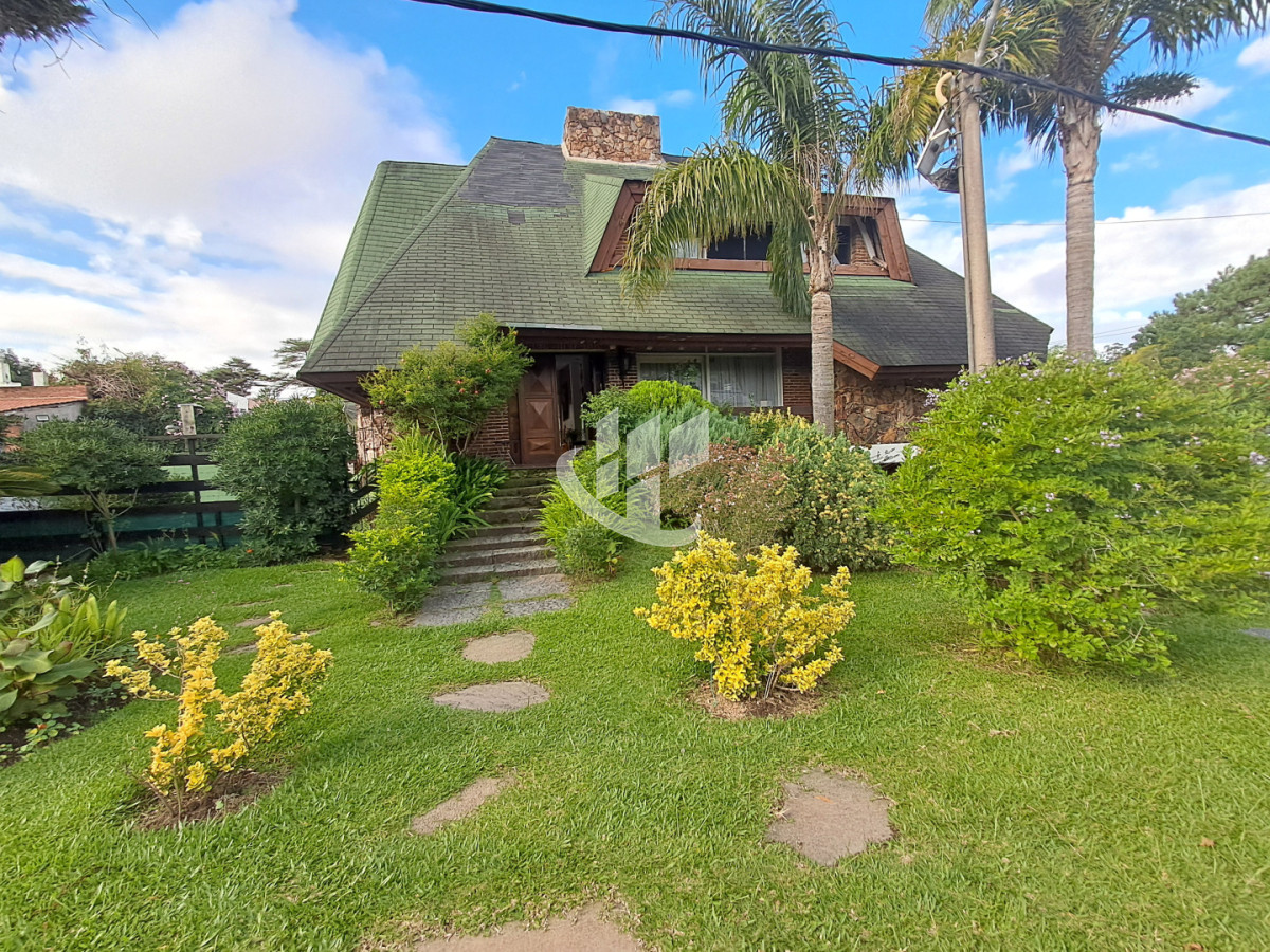 Casa ID.2532 - PUNTA DEL ESTE LAS DELICIAS GRAN CASA DE 5 DORMITORIOS PISCINA CANCHA DE PADLE EN VENTA