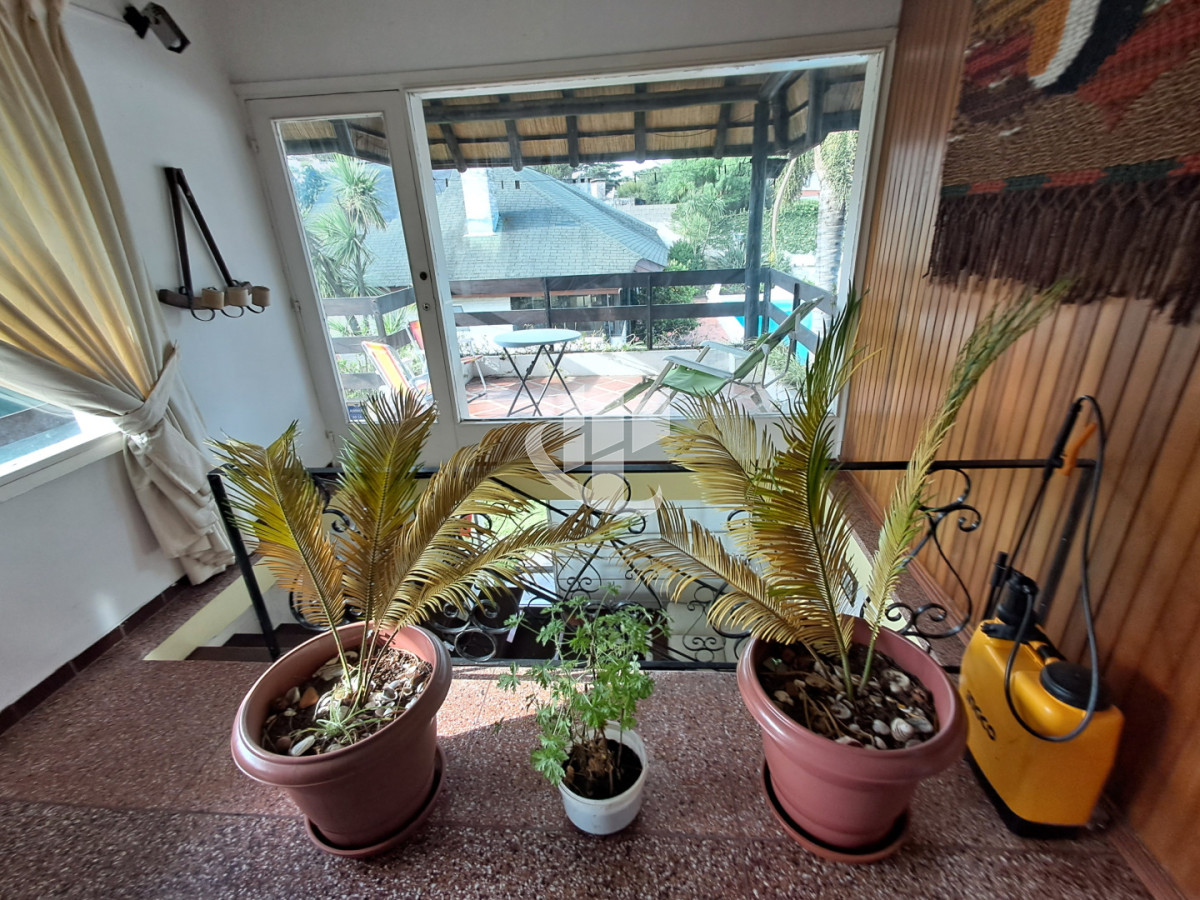 Casa ID.2532 - PUNTA DEL ESTE LAS DELICIAS GRAN CASA DE 5 DORMITORIOS PISCINA CANCHA DE PADLE EN VENTA