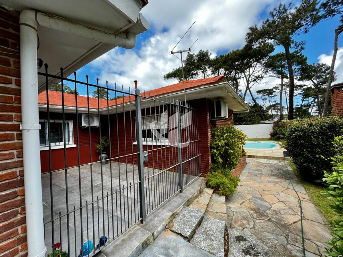 Casa ID.2070 - Alquiler de Temporada, 3 dormitorios, piscina climatizada, Mansa, Punta del Este