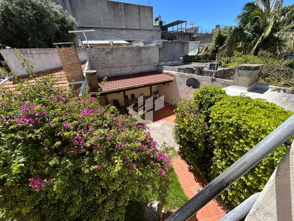 Casa ID.2460 - Casa 3 Dorm. En Venta en Pocitos con Garaje, Patio, Barbacoa y Azotea