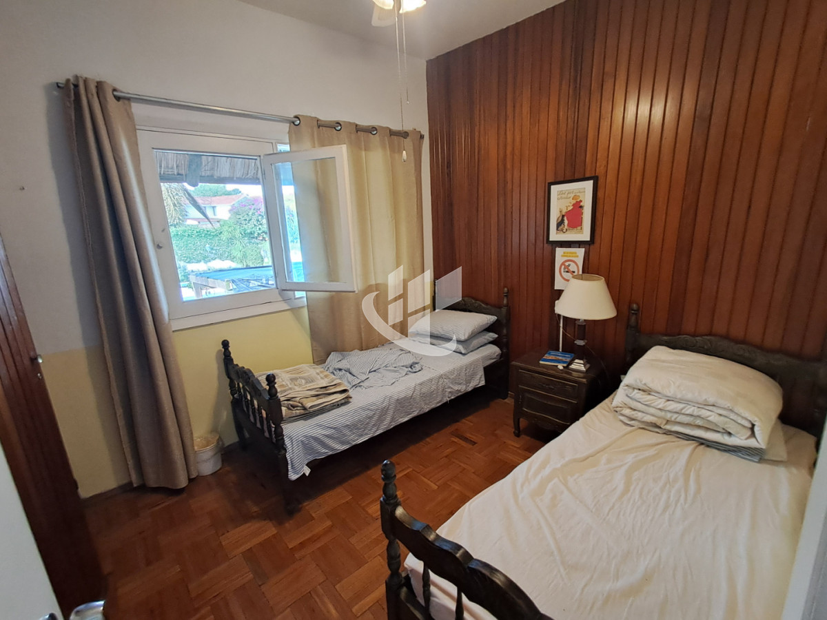 Casa ID.2532 - PUNTA DEL ESTE LAS DELICIAS GRAN CASA DE 5 DORMITORIOS PISCINA CANCHA DE PADLE EN VENTA