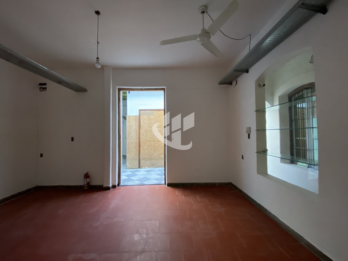 Casa ID.1022 - Venta casa con local al frente ideal para empresa 