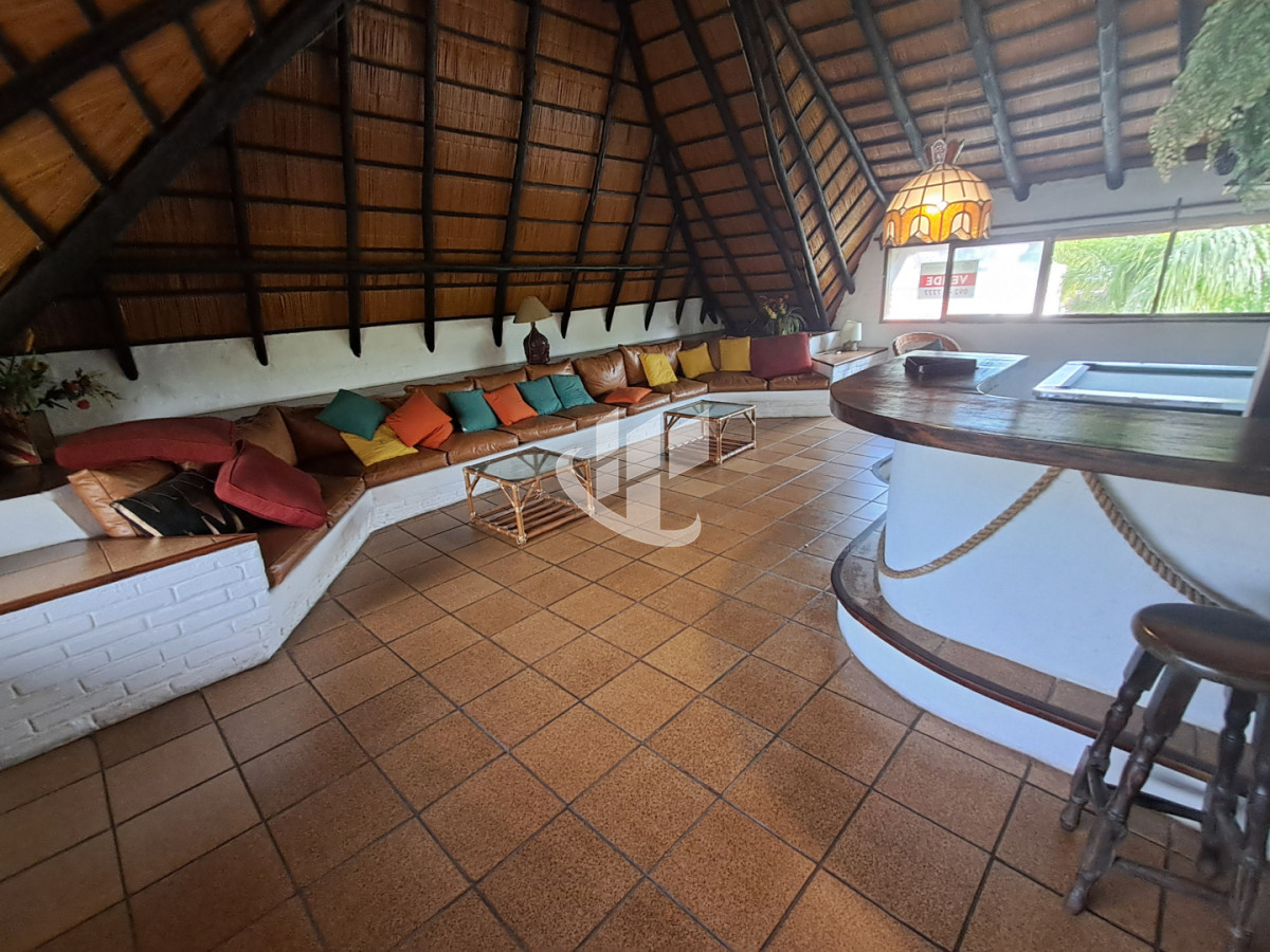 Casa ID.2532 - PUNTA DEL ESTE LAS DELICIAS GRAN CASA DE 5 DORMITORIOS PISCINA CANCHA DE PADLE EN VENTA