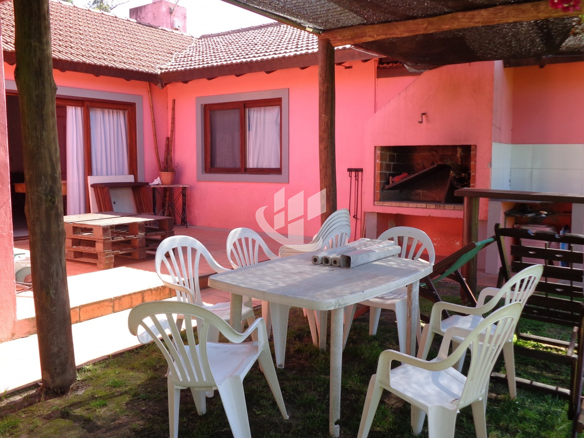 Casa ID.2109 - PUNTA DEL ESTE MARLY CASA DE 4 DORMITORIOS PISCINA EN ALQUILER TEMPORAL