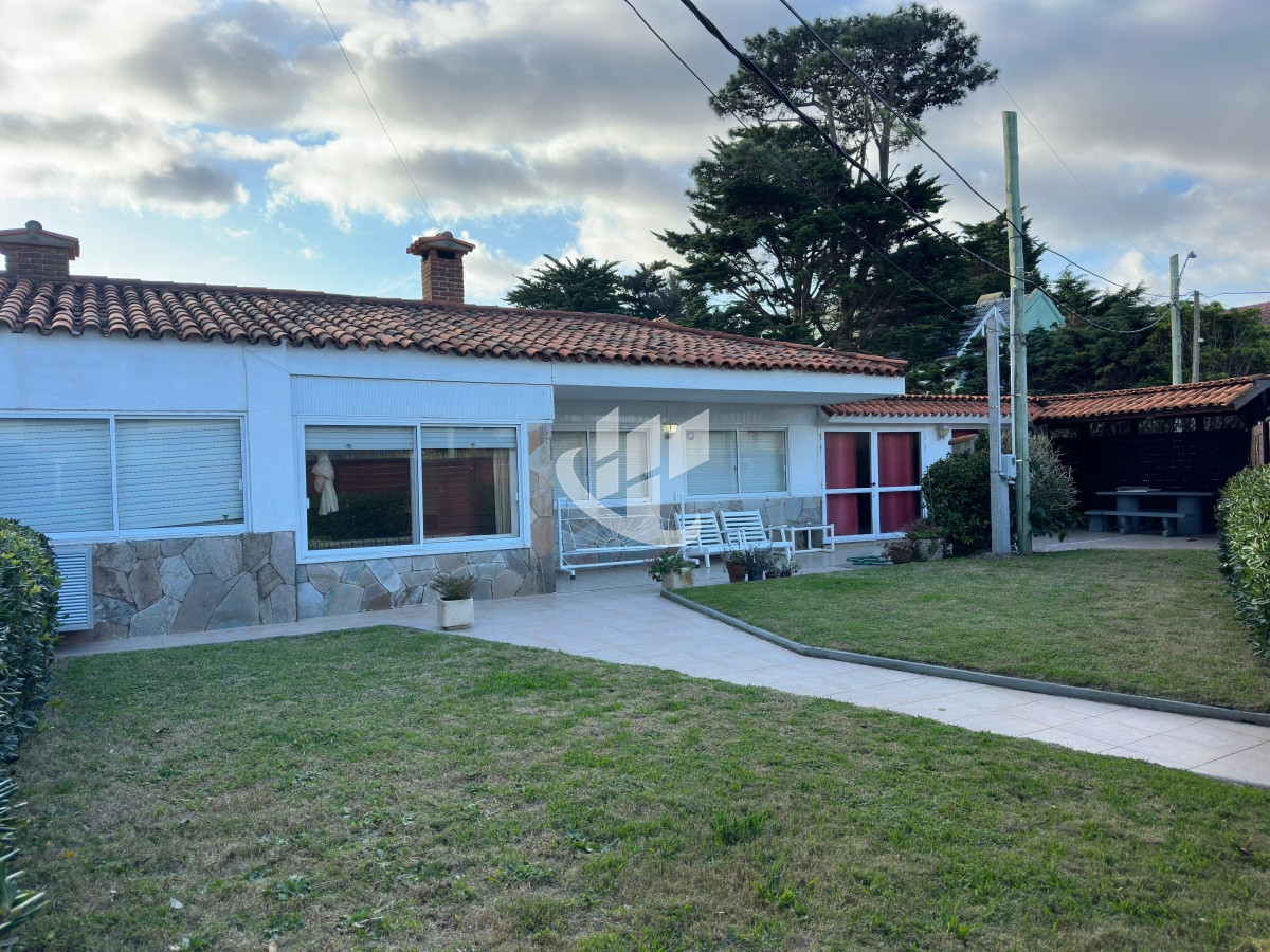 Casa ID.1908 - Casa en alquiler anual de 3 dormitorios en Mansa Punta del Este 